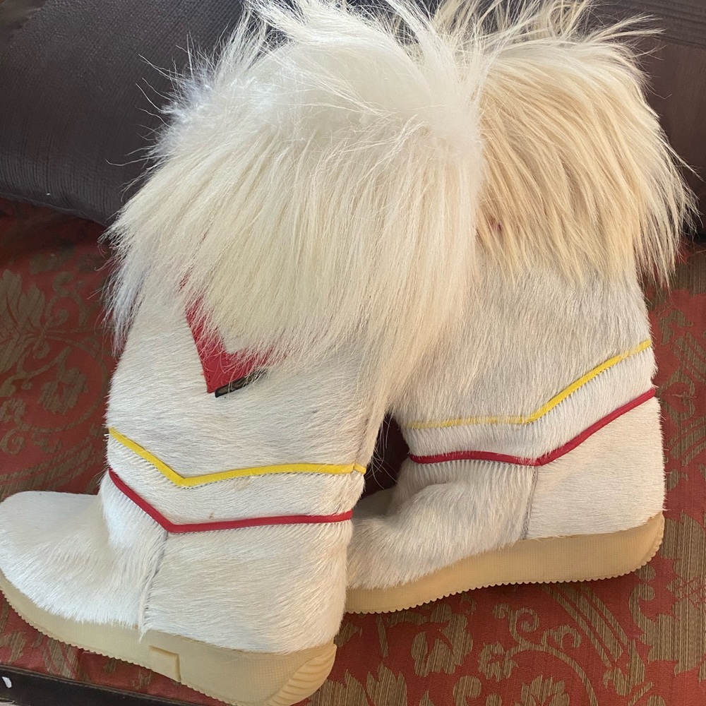Dival Italian boots. Goat hair, very warm. Worn once, almost new condition.